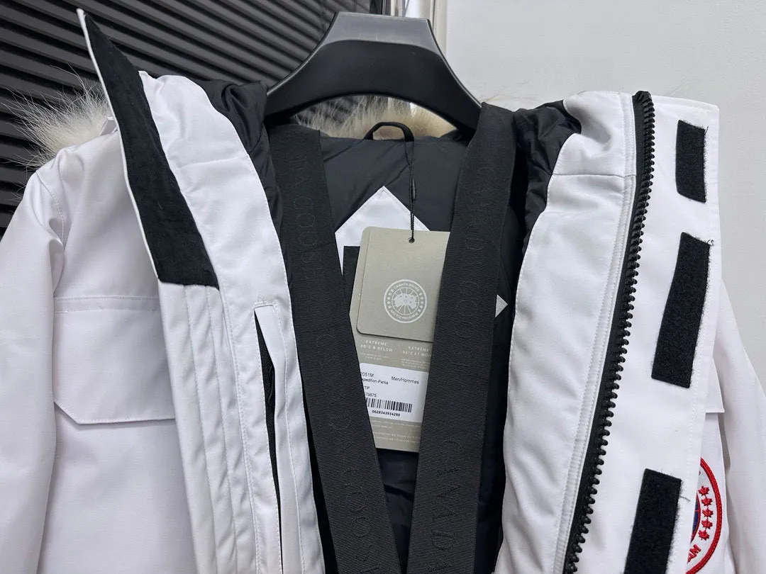 P780 Top Purchasing Version (Wolf Hair Optional) 🇨🇦CANADA GOOES 24 new models 08 models/couple models Factory direct supply: supplying global purchasing agents, micro-business, entities, Tmall, high-end stalls and studio cooperation, free shipping! Canada Goose Expedition Parka 2008 is the same style for men and women. It is mid-length and the most timeless classic. All Arctic and Antarctic scientific expedition teams choose Canada Goose as their cold-proof equipment. It is the Rolls-Royce of down jackets. ➖ Industry-leading anti-counterfeiting chip sensing. ➖ Imported Behringer embroidery machines and customized embroidery labels, the highest level and industry leading. ➖ Imported Korean 21-count polyester-cotton blended original fabric, TC85 waterproof coated fabric, water-repellent, windproof and wear-resistant. ➖ The new national standard 80 white duck down is filled with an average of 520 grams of down. The amount of down filled is industry-leading. ➖ 100% nylon lining with double double-layer sealing design to prevent velvet running, and seamless thread design on the cuffs! ➖ Western Canadian Green Wolf Collar. ➖ Yoshida YKK provides original factory-customized electroplated sliders. YKK two-way lockable zippers are tight and smooth and do not peel off paint. ➖ 3M composite Velcro is durable and the accessories and hardware are all custom-made. Note: Our copywriting is only simple and clear. Instead of bragging about the copywriting, it is better to compare and understand with samples. Only for the purest goose, the most dedicated, the most professional, the highest quality, the highest cost performance!  Size:XS-XXL